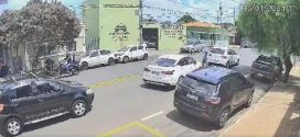 VÍDEO MOSTRA MOMENTO TENSO EM BRIGA DE TRÂNSITO QUE RESULTOU EM MOTORISTA PRENSADO CONTRA O PRÓPRIO CARRO