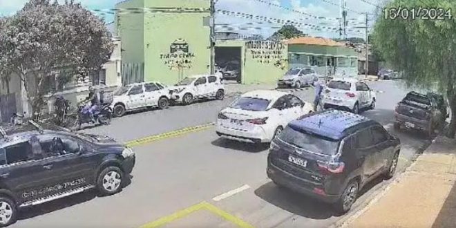 VÍDEO MOSTRA MOMENTO TENSO EM BRIGA DE TRÂNSITO QUE RESULTOU EM MOTORISTA PRENSADO CONTRA O PRÓPRIO CARRO