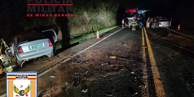 BATIDA FRONTAL ENTRE CARROS DEIXA DUAS PESSOAS MORTAS EM RODOVIA NO SUL DE MINAS: COLISÃO NA MG-050 RESULTA EM FATAIS CONSEQUÊNCIAS