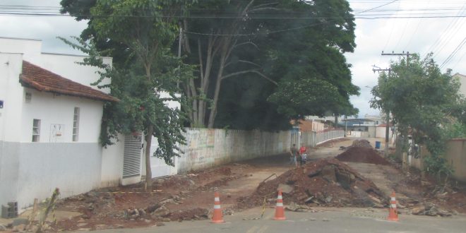 PREFEITURA DE ALTEROSA É ALVO DE CRÍTICAS POR DESCASO E INEFICIÊNCIA EM OBRAS E QUESTÕES URBANAS