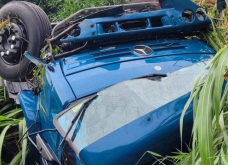 CAMINHÃO COM PASSAGEIRO DE ALFENAS TOMBA EM RIBANCEIRA DURANTE VIAGEM PARA O PARANÁ