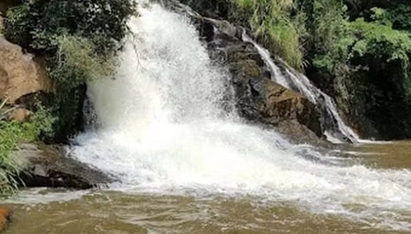 HOMEM MORRE APÓS ESCORREGAR E BATER A CABEÇA EM CACHOEIRA