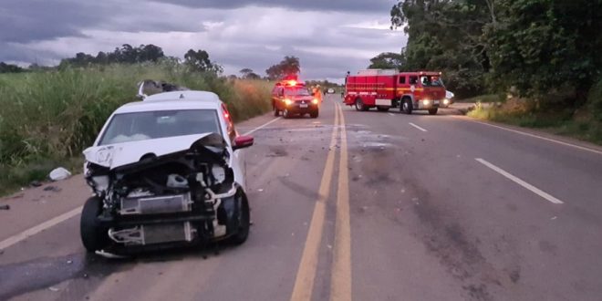 ACIDENTE ENTRE CAMINHÃO E TRÊS CARROS É REGISTRADO NA MGC 491