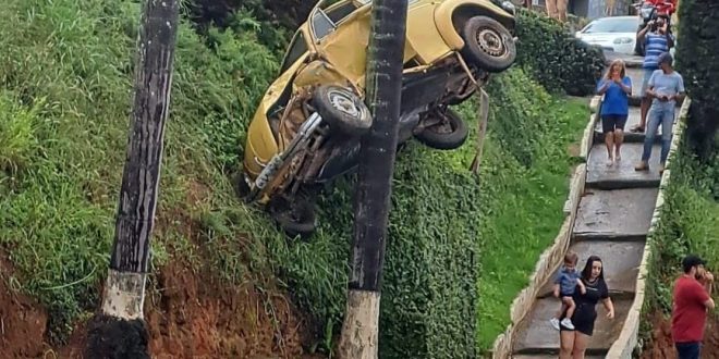 SUSTO: FUSCA PERDE FREIOS E FICA PRESO POR COQUEIRO APÓS CAIR EM BARRANCO