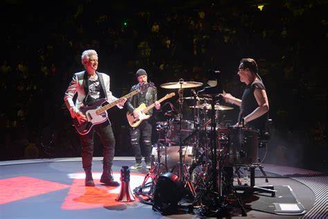 BONO PEDE HOMENAGEM A ALEXEI NAVALNI DURANTE SHOW DO U2 EM LAS VEGAS