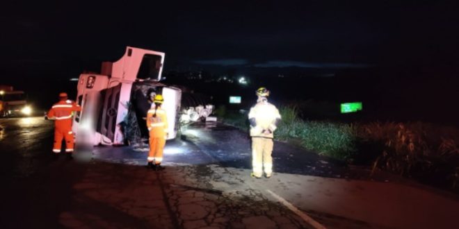 “TOMBAMENTO DE CAMINHÃO COM 30 MIL LITROS DE LEITE GERA DERRAMAMENTO EM RODOVIA PRÓXIMA A ALFENAS”