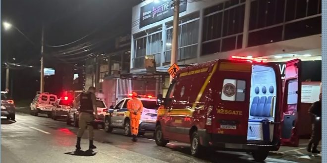 JOVEM DE 25 ANOS É VÍTIMA DE TIROS EM AVENIDA LOTADA DE VARGINHA, MG