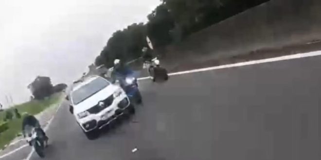 IMAGENS FORTES: MOTORISTA BÊBADO ATROPELA MOTOCICLISTA EM RODOVIA