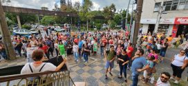 SERVIDORES PÚBLICOS PROTESTAM EM FRENTE À PREFEITURA