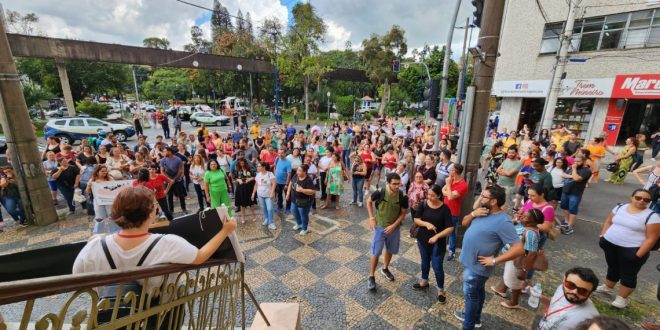 SERVIDORES PÚBLICOS PROTESTAM EM FRENTE À PREFEITURA