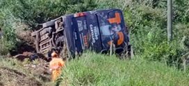 ACIDENTE EM RODOVIA DO SUL DE MINAS ENVOLVENDO ÔNIBUS DA EQUIPE DO CANTOR SERTANEJO THIAGO CARVALHO