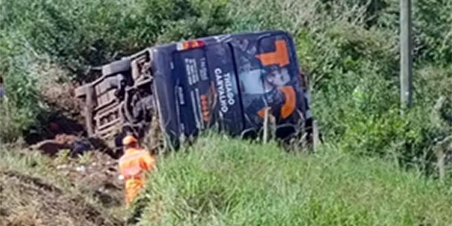 ACIDENTE EM RODOVIA DO SUL DE MINAS ENVOLVENDO ÔNIBUS DA EQUIPE DO CANTOR SERTANEJO THIAGO CARVALHO