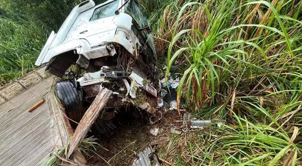 CARRETA CARREGADA COM 20 TONELADAS DE CAL TOMBA E DESPENCA EM RIBANCEIRA DE 6 METROS NA BR-354, EM FORMIGA: MOTORISTA SOFRE APENAS ESCORIAÇÕES