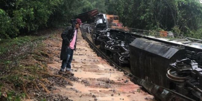 LOCOMOTIVA DESCARRILA NA COMUNIDADE DE PANELEIROS, EM FORMIGA