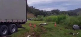 VÍDEO: ACIDENTE ENTRE CARRETA E MOTOCICLETA DEIXA UMA VÍTIMA FATAL E OUTRA EM ESTADO GRAVE NA MG-050, EM PIUMHI