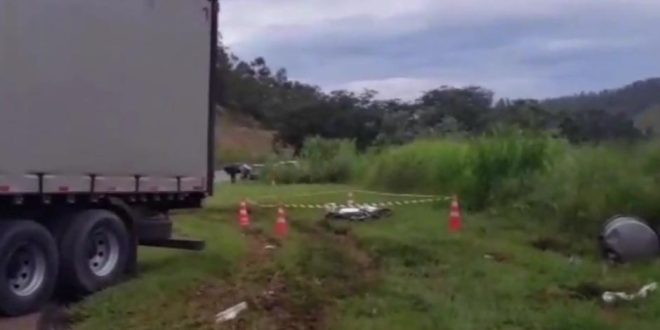 VÍDEO: ACIDENTE ENTRE CARRETA E MOTOCICLETA DEIXA UMA VÍTIMA FATAL E OUTRA EM ESTADO GRAVE NA MG-050, EM PIUMHI